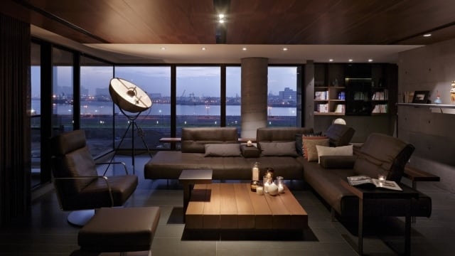 Design-Wohnzimmer-farben-dunkel-möbel-leder-sessel-panoramablick