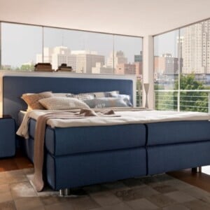 Design-in-Blau-Boxspringbett-Schlafzimmer-mit-Wänden-aus-Glas