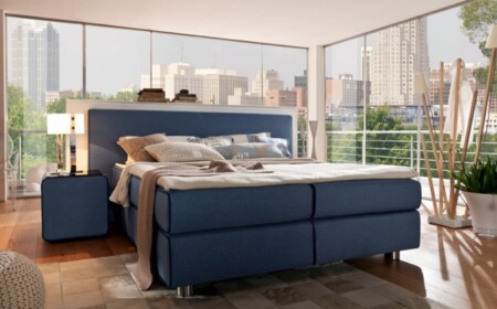 Design-in-Blau-Boxspringbett-Schlafzimmer-mit-Wänden-aus-Glas