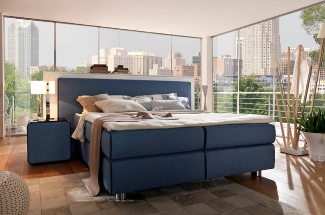 Design-in-Blau-Boxspringbett-Schlafzimmer-mit-Wänden-aus-Glas