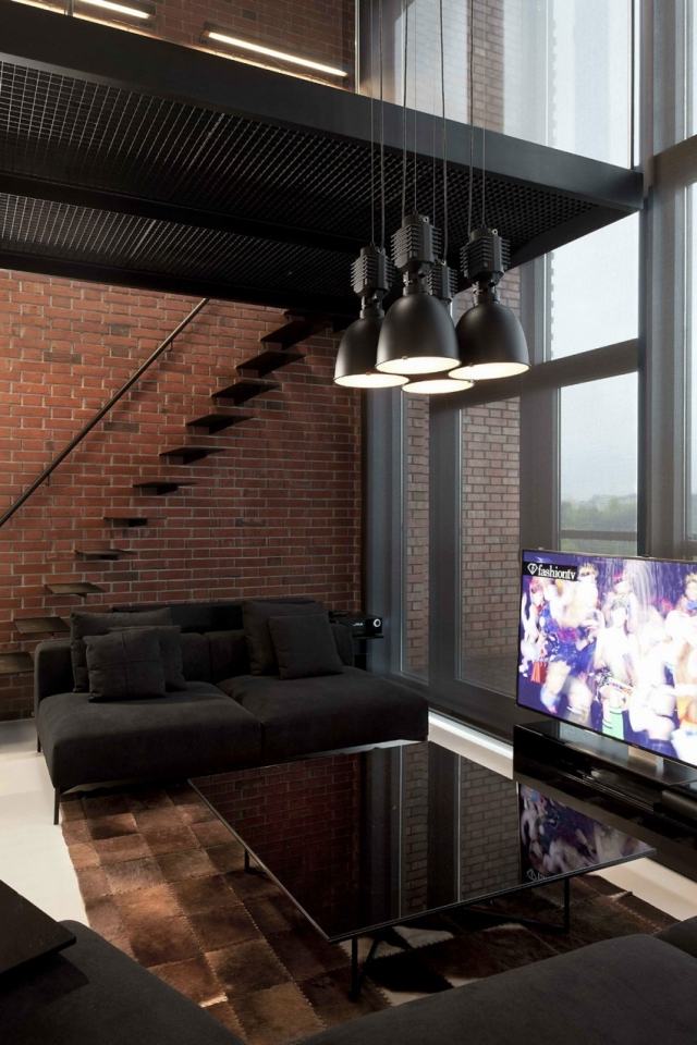Designer-Loftwohnung einrichtung backsteinwand-schwarze-moebel-fensterfront