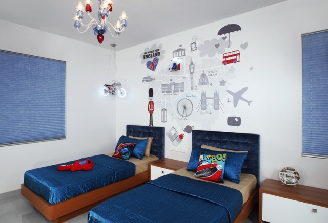 Dunkel-Blaues-Kinderzimmer-Bettdecken-Betten-Holzgesell-geschwisterzimmer