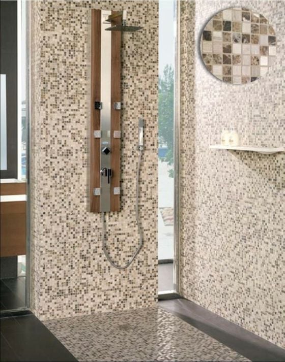 Duschbereich-mit-Eckfenster-Mosaik-Fliesen-und-Dekospiegel