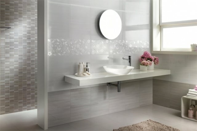 Duschbereich-mit-Mosaik-Fliesen-Waschbecken-Bereich-mit-grauen-Fliesen-mit-Blumen-Mustern
