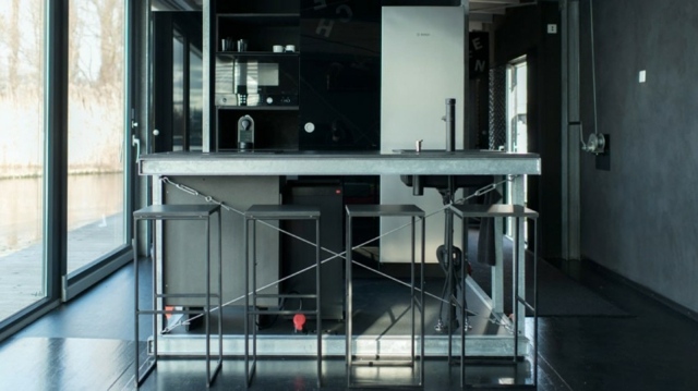 Edelstahl-graue-Elementen-Design-in-der-Küche-Hausboote