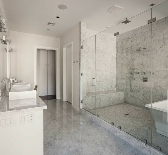 Eierschalenfarbe-grau-Duschbadewanne-Badezimmermöbel