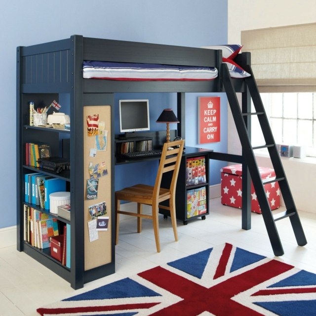 Englische-Flagge-als-Teppich-Hochbett-aus-blauem-Holz-Mit-Regalen