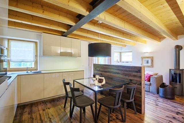Esszimmer-Küche-Lackfronten-sichtbare-Holzbalken-Holz-Fußboden
