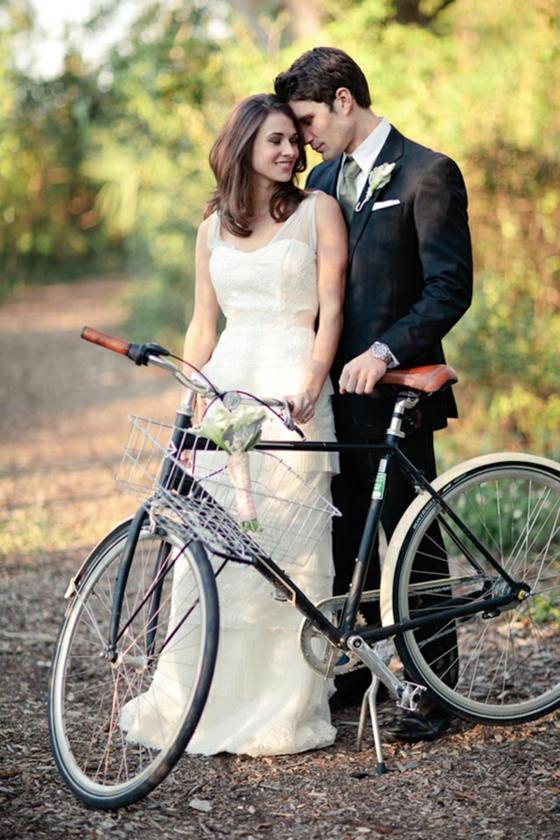 Fahrrad-im-Stil-Vntage-Hochzeit-Hochzeitsfotos
