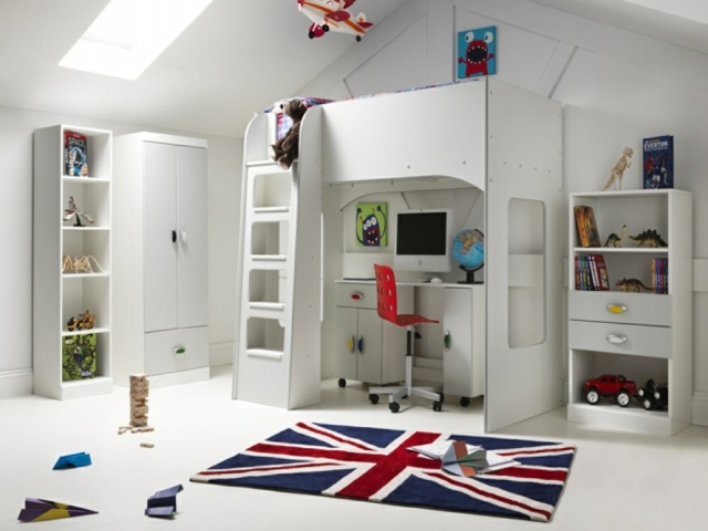 Fenster-and-der-Zimmerdecke-Kinderzimmer-mit-Hochbett-Englische-Flagge