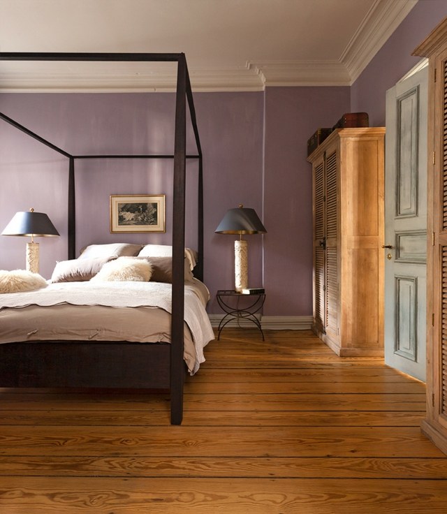 Flieder-Lila-Wand-Holzschrank-und-Tür-klassisches-Bett-mit-Metallgestell