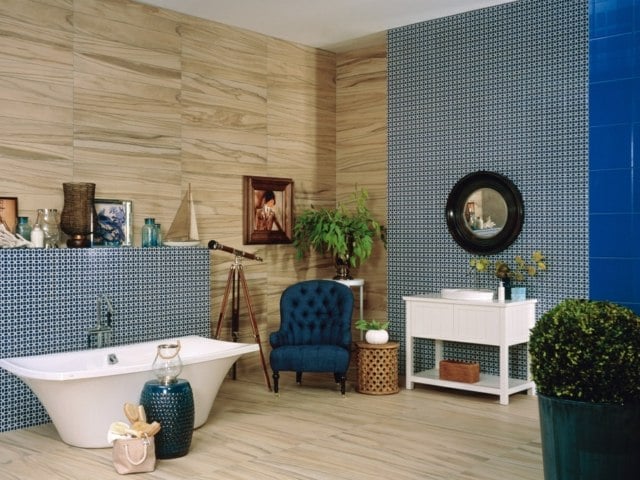 Fliesen-mit-Holzoptik-Retro-Wandverkleidung-blauer-Sessel