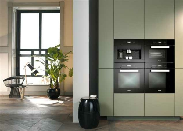 Fliesen-und-Holzboden-Küchendesign-modern-eingebaute-Küchengeräte