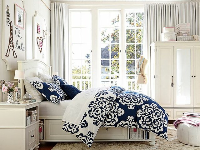 Französsischer-Stil-weißes-Holzmobiliar-blaue-Bettdecke-mit-Blumen