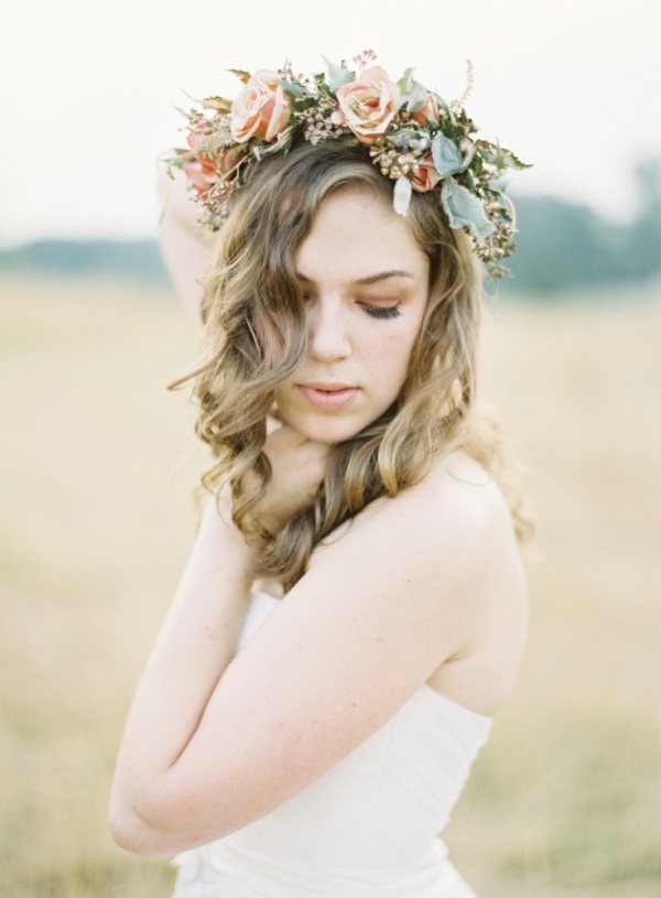 Frisur-zur-Hochzeit-Ideen-offene-Haare-aufgelockert-Blumen-Krone