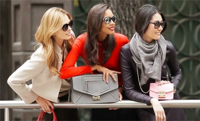 Furla-Handtaschen-Design-Sonnenbrillen-roter-Mantel