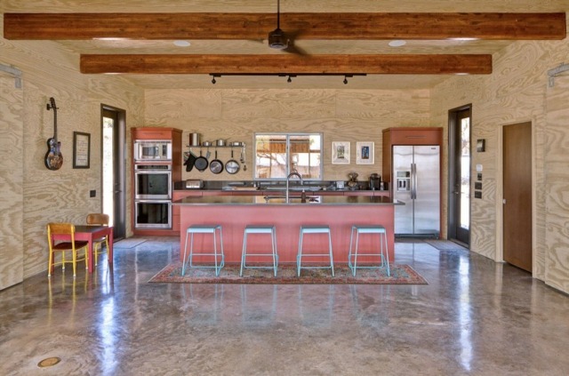 Granit-Boden-mit-Hochglanz-Oberfläche-Pinke-Küche-mit-abgesenkter-Zimmerdecke-Wandverkleidung-aus-Holz
