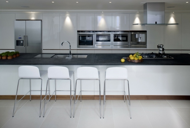 Granit-und-Edelstahl-weiße-Lederhocker-Küchenausstattung