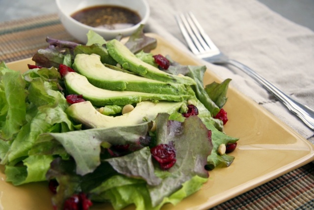 Grünsalat-mit-Avocado-kohlenhydratfreie-Diät-zum-abnehmen
