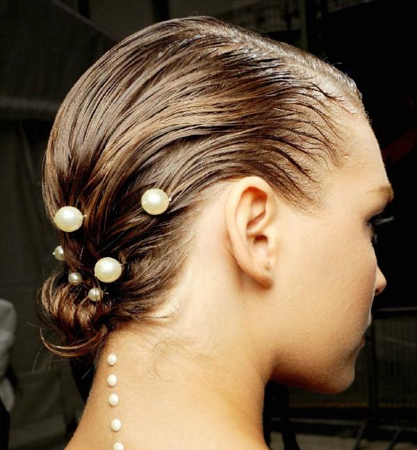 Haar-mit-Gel-bändigen-niedriger-Chignon-Haarschmuck-Perlen
