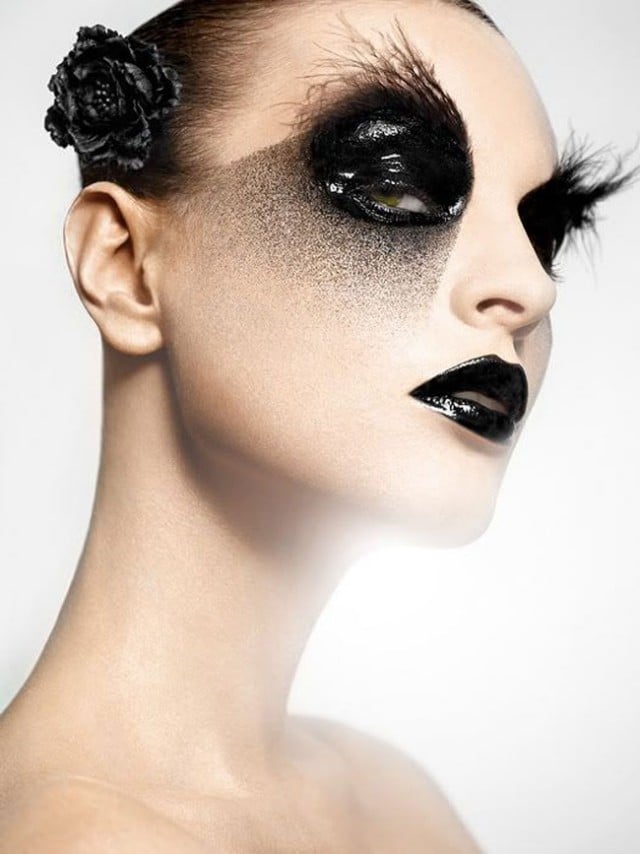 Halloween-Bilder-Ideen-schminke-schwarz-lashes-Lippen-Gloss