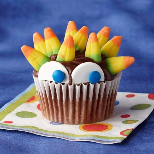 Halloween-Süßspeisen-Muffins-Monster-bunte-Lebensmittelfarben-Dekorieren
