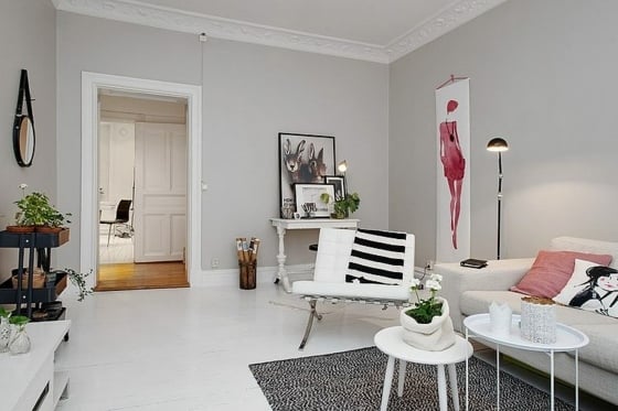 Hellgraue-Wände-Wohnzimmer-mit-weißem-Mobiliar