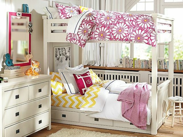 Hochbett-zwei-Bett-Kommode-aus-weißem-Holz-Holzboden-Wandspiegel-mit-Rosa-Rahmen