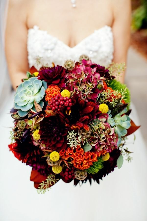 Hochzeit-im-Herbst-Blumenstrauß-Braut-mit-Kleid