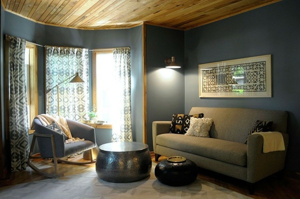 Holz-Zimmerdecke-abgerundete-Wand-Sofa-in-Grau