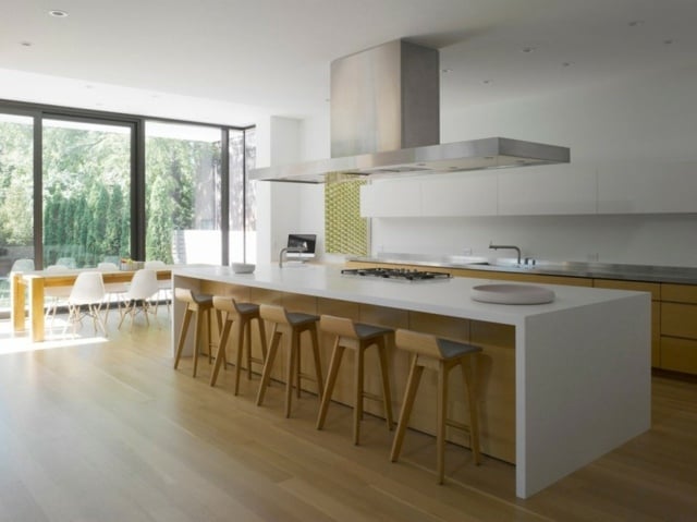 Holz-und-weiße-Oberfläche-Kücheninsel-Holzboden-und-Holzhocker