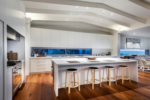 Holzboden-weiße-Küche-mit-Hocker-abgesenkte-Zimmerdecke