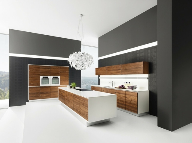 Holzoptik-Küchenschränke-weiße-Oberfläche-dunkle-Wand