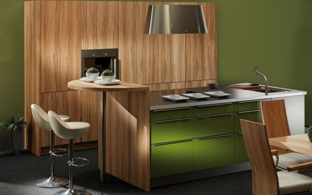 Holzoptik-und-grüne-Farbe-Küche-mit-Barhocker