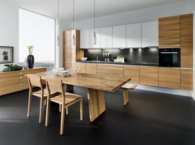 Holztisch-und-Stühle-schwarz-und-weißes-Design-Küchenschränke