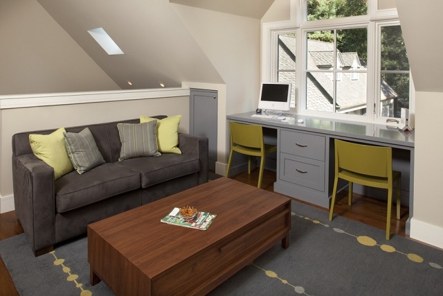 Home-Office-schräges-Dach-Farbschema-grau-hellgrün-Kaffeetisch-Massivholz