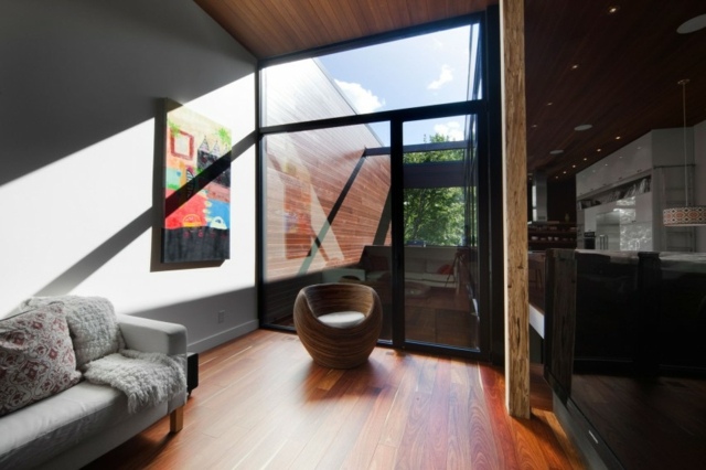 Haus-mit-viel-Glastüren-und-Wänden-Holzsäule-Wanddeko