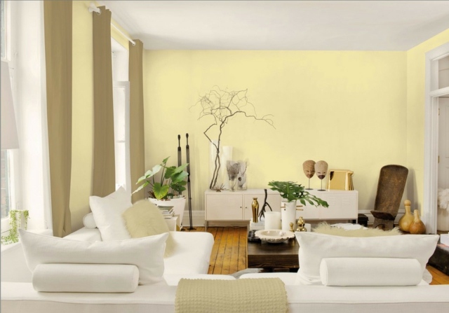 skandinavischer Stil weiße Polstermöbel gelbe Wandfarbe