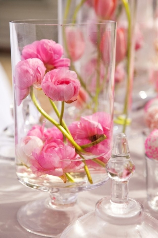 Ideen-für-Hochzeit-Tischdeko-Blickfang-Glas-Behälter-Tulpen