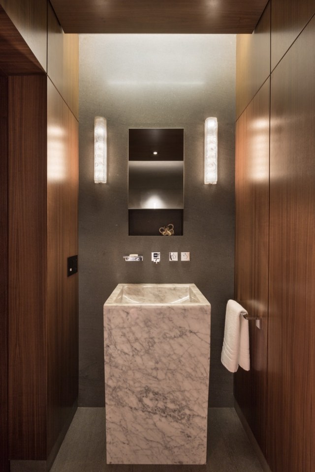 Ideen-für-kleine-Badezimmer-Säulen-Waschbecken-Marmor-begrenzten-Raum-sinnvoll-nutzen