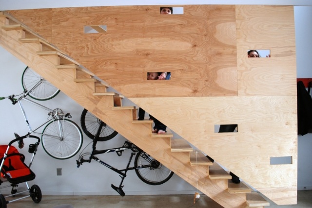 Innentreppe-Holz-kreative-Wohnungsideen-Öffnungen-Abstellplatz-Fahrräder