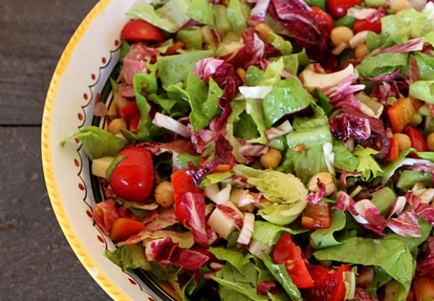 Italienischer-Salat-mit-Feldsalat-Nüssen-Tomaten-Rezepte-ohne-Kohlenhydrate