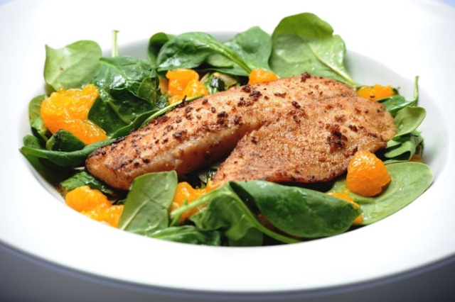 Ketogene-Diät-Rezepte-Fisch-ruccolasalat-gesund