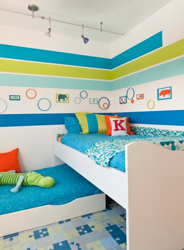 Kinderzimmer-Geschwister-betten-weiße-Wände-blau-grüne-Streifen