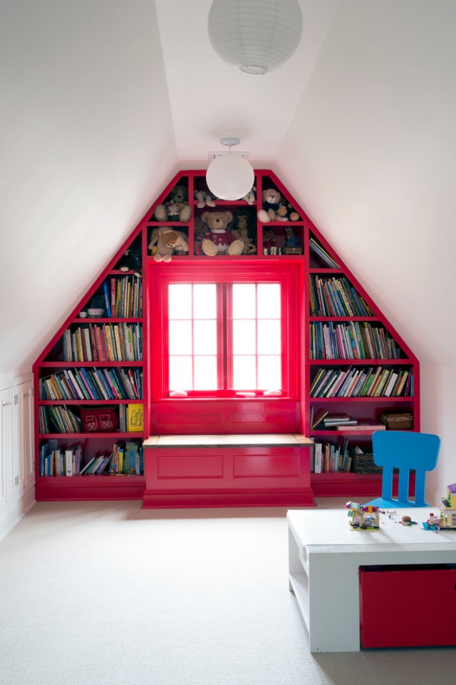 Kinderzimmer-Wohnideen-für-Dachschrägen-Einbauschränke-rot