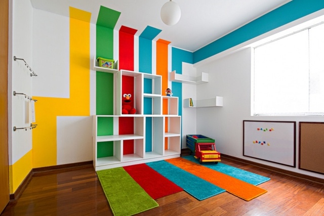 Kinderzimmer-vertikale-Wandstreifen-moderne-stylische-Farbkombinationen