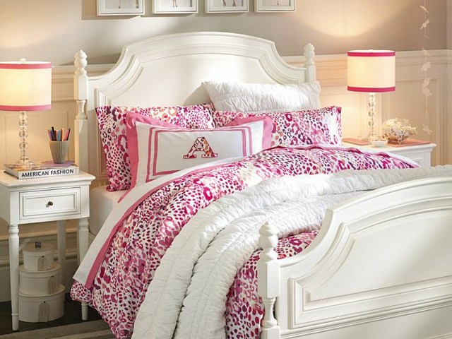 Klassisches-Bett-mit-gewölbten-Konturen-Wandverkleidung-halb-aus-Holz-Nachtischlicht