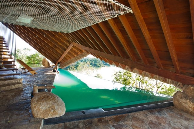 Kleines-Hotel&Spa-Resort-zeltartige-dachkonstruktion-vom-felsen-getragen