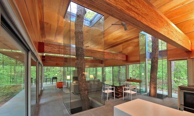 Kreative-Wohnungsideen-Nachhaltig-Wohnen-moderne-Villa-Glasfassaden-Holz-Innere