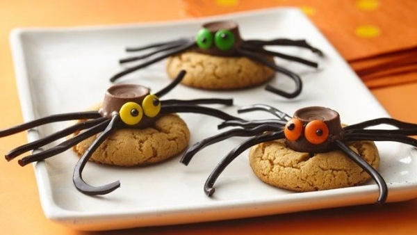 Kuchen-mit-Gruseleffekt-Spinnen-Schokolade-Halloween-Party-Essen-für-Kinder